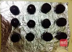 Illustration of how to make chocolate sauce mooncakes 5