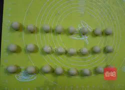 Illustration of how to make Suzhou-style pickled mustard and fresh meat mooncakes (corn oil version) 3