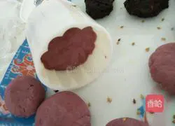 Illustration of how to make jujube paste mooncakes 9