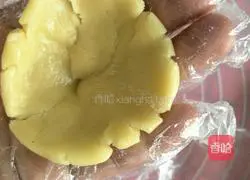 Illustration of how to make mooncakes with five kernel fillings 10