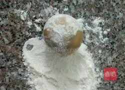 Lotus Paste and Egg Yolk Mooncake Illustration of how to do it 11