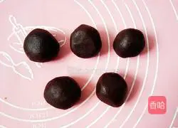 Illustration of how to make snowskin mooncakes with fruity bean paste filling 6