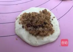 Illustration of making meat floss buns with bayberry sauce 11