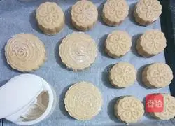 Illustration of how to make white lotus paste and egg yolk Cantonese mooncakes 11