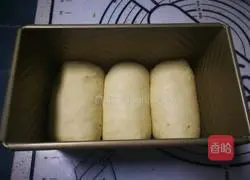 Illustration of how to make sweet bean and meat floss toast 10