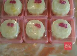 Illustration of how to make snowskin mooncakes with milky egg yolk filling 10