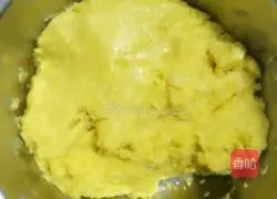 Illustration of how to make lotus paste and egg yolk mooncakes 1