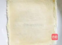 Illustration of how to make banana toast rolls 3