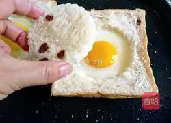 Illustration of how to make fried eggs with toast bread 5