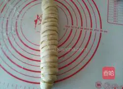 Illustration of how to make caterpillar bread 8