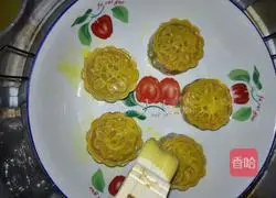 Illustration of how to make golden red bean paste mooncakes 12