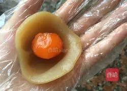 Illustration of how to make lotus paste and egg yolk mooncakes 2