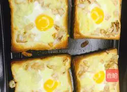 Illustration of how to make shrimp, cheese and baked egg toast 9