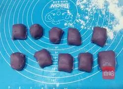 Illustration of how to make purple sweet potato and rose bean paste mooncakes 9