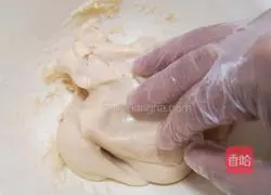 Cantonese lotus paste and egg yolk mooncake recipe illustration 6