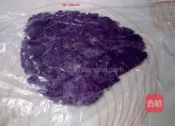 Illustration of how to make romantic purple flower cookies 5