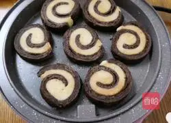 Illustration of how to make swirl cookies 12