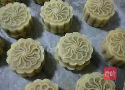 Illustration of how to make five-nut mooncakes 9