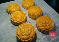 Illustration of how to make rose stuffed mooncakes 9