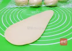 Illustration of how to make croissants 10