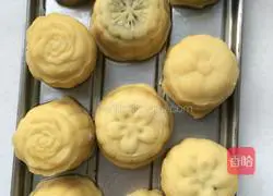 Illustration of how to make homemade Mid-Autumn mooncakes 4