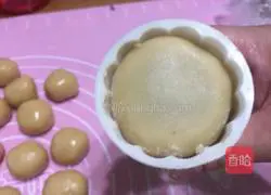 Illustration of how to make egg yolk and bean paste mooncakes 14