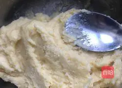 Illustration of how to make French cheese mooncakes 8