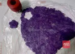 Illustration of how to make romantic purple flower cookies 7