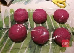 Illustration of making bean paste mochi and dragon fruit bread 12