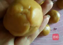 Illustration of how to make purple potato filling mooncakes 8
