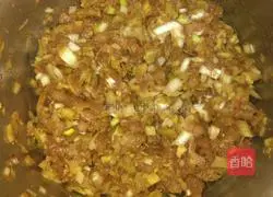 Illustration of how to make fresh meat mooncakes 2