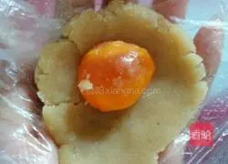 Illustration of how to make lotus paste and egg yolk mooncakes 5