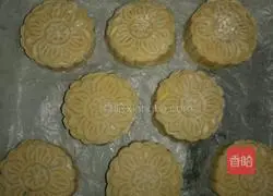 Illustration of how to make five-nut mooncakes 4