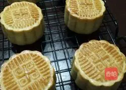 Illustration of how to make Wuren Cantonese mooncakes 8