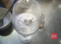 Illustration of how to make biscuit milkshake 8