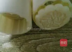 Illustration of how to make homemade snowskin mooncakes 10