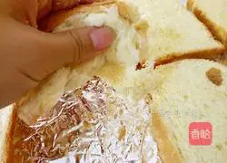 Illustration of making homemade bread crumbs 3