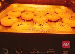 Illustration of how to make fresh meat mooncakes 20