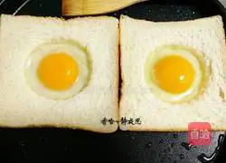 Illustration of how to make toasted bread and fried eggs 4