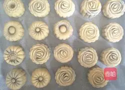 Illustration of how to make egg yolk and bean paste mooncakes 13