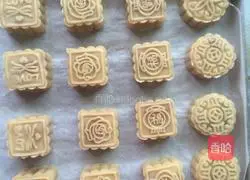 Illustration of how to make five-nut mooncakes 9