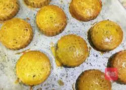 Illustration of how to make bean paste and egg yolk mooncakes 8