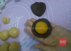 Cantonese bean paste and egg yolk mooncakes recipe 5