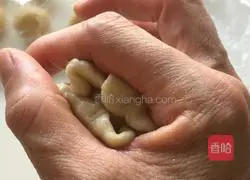 Illustration of how to make traditional Su-style fresh meat mooncakes 6