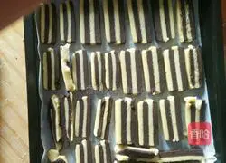 Illustration of how to make striped biscuits 5