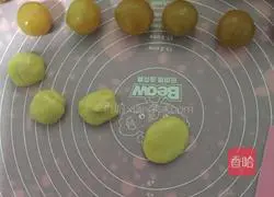 Illustration of how to make egg yolk and lotus paste mooncakes 5
