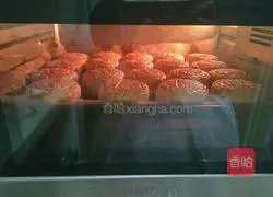 Illustration of how to make egg yolk and lotus paste mooncakes 13