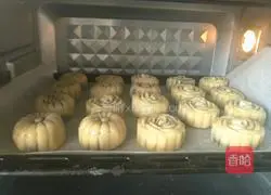 Illustration of how to make egg yolk and bean paste mooncakes 14