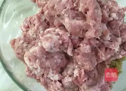 Illustration of how to make mustard vegetable and fresh meat mooncakes 3