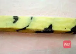 Illustration of how to make two-color biscuits 11